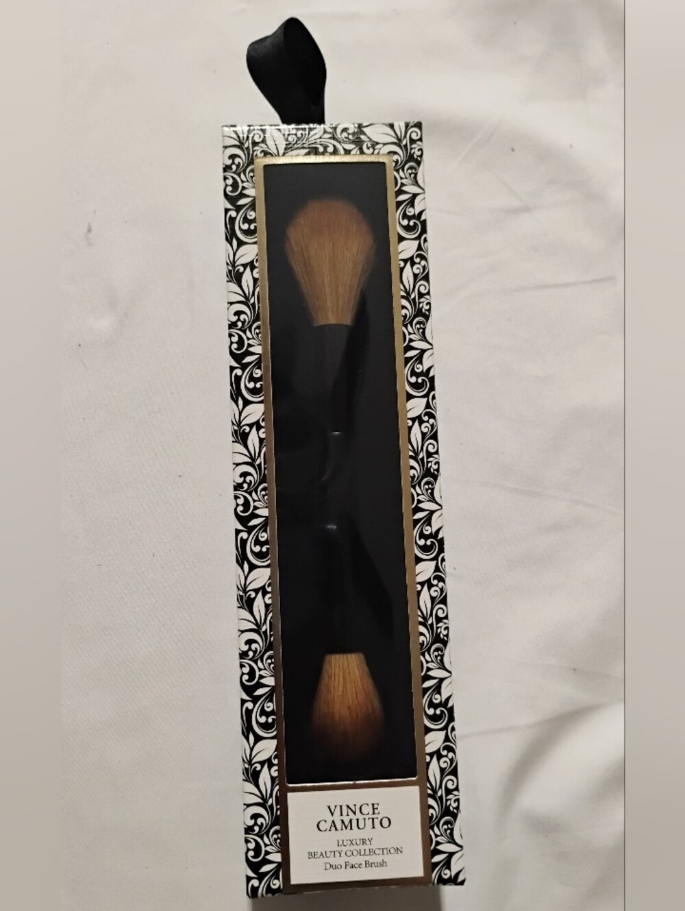 Vince Camuto Duo-Ended Makeup Brush in Black and Brown